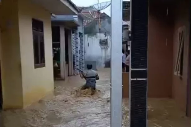  Banjir Bandang Terjang Puncak Bogor, Ratusan Warga Terdampak