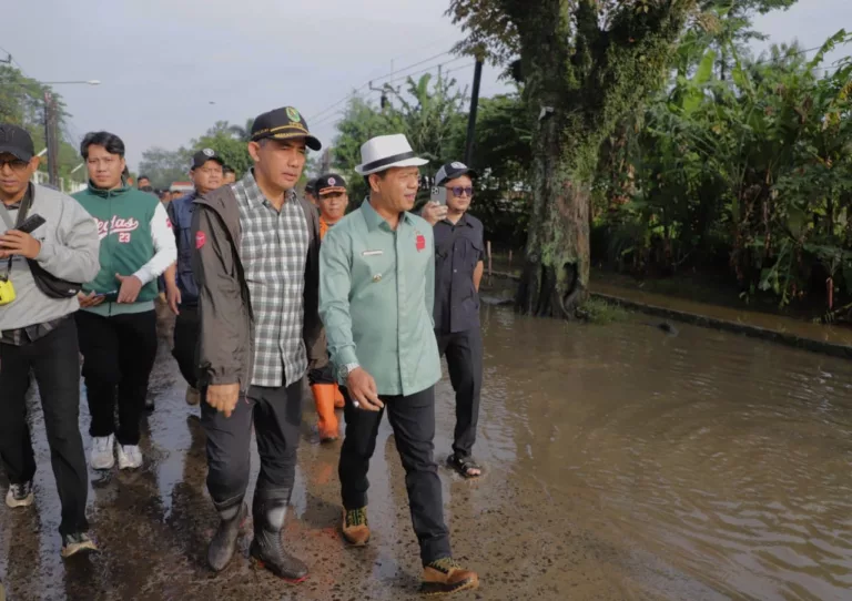 Bupati Bandung, Dadang Supriatna, meninjau tiga sungai penyebab banjir di kawasan Majalaya,