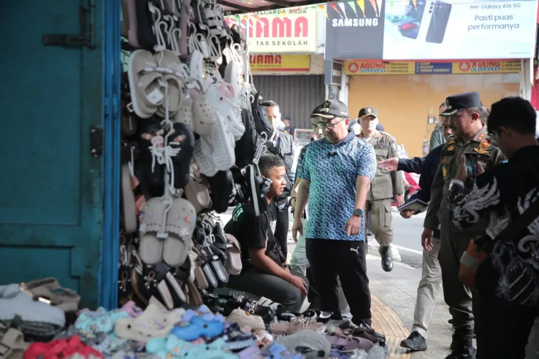 Bupati Garut Berdialog dengan PKL di Jalan Ciledug, Kecamatan Garut Kota