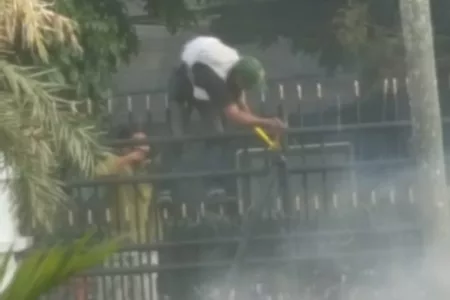 Demonstran Berusaha Memotong Rantai dan Kunci Gerbang DPRD Jabar