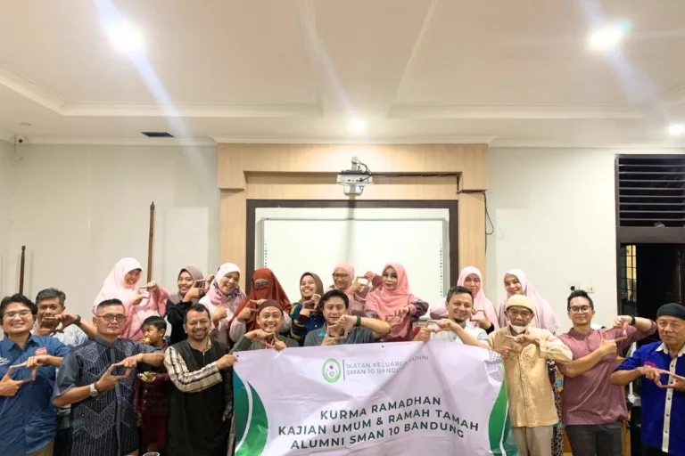 Program Kurma Ramadhan IKA SMAN 10 Bandung: Edukasi Kesehatan dan Silaturahmi Alumni