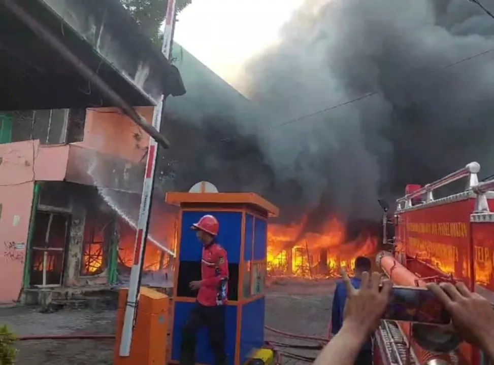 Gedung Golden Store Purwakarta mengalami Kebakaran Hebat