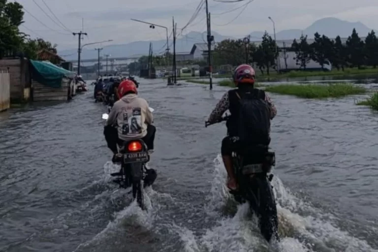 Jalan dari arah Gedebage Menuju Span Selalu Terendam Air Saat Musim Hujan Tiba