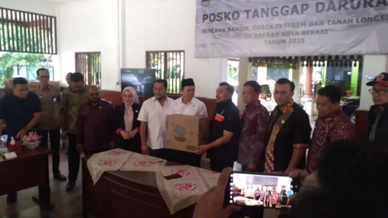 Ketua DPD RI Sultan D. Najmudin Menyerahkan Bantuan Buat Korban Banjir di Bekasi