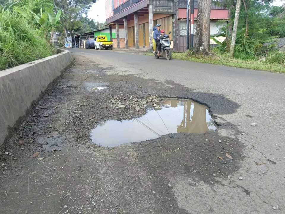 Jalan Cibogo-Gandasoli Rusak Parah, banyak kubangannya