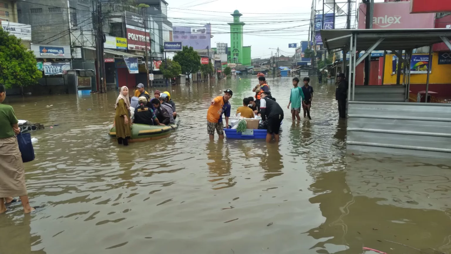 Sejumlah warga memilih menggunakan jasa ojek perahu untuk beraktivitas