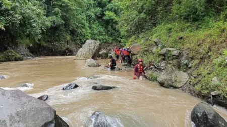 Akbar yang Tenggelam di Sungai Cidongdong Belum Ditemukan