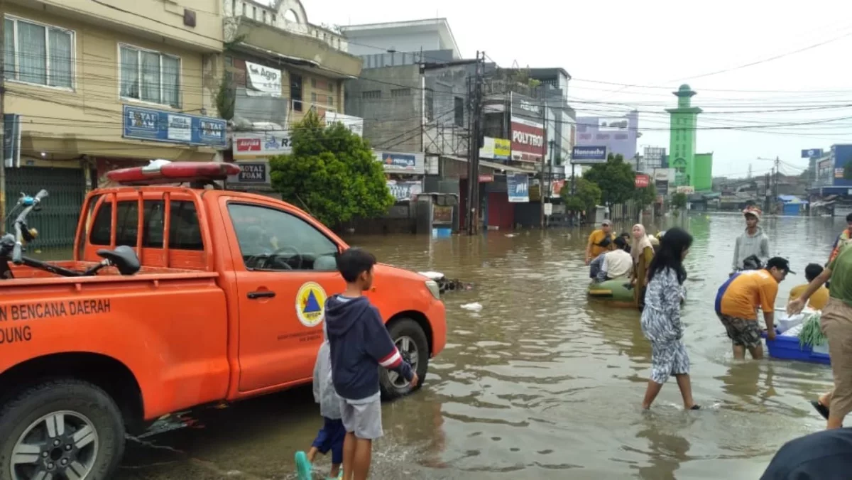 Petugas BPBD Bersiaga di lokasi Banjir