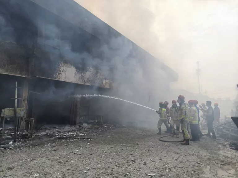 Petugas Damkar Berusaha Memadamkan Api yang melalap Gedung GS Purwakartat