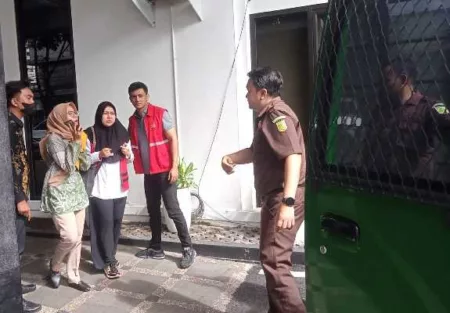 Tim penyidik Kejati Jabar menyerahkan dua tersangka kasus aset Kebun Binatang Bandung ke JPU