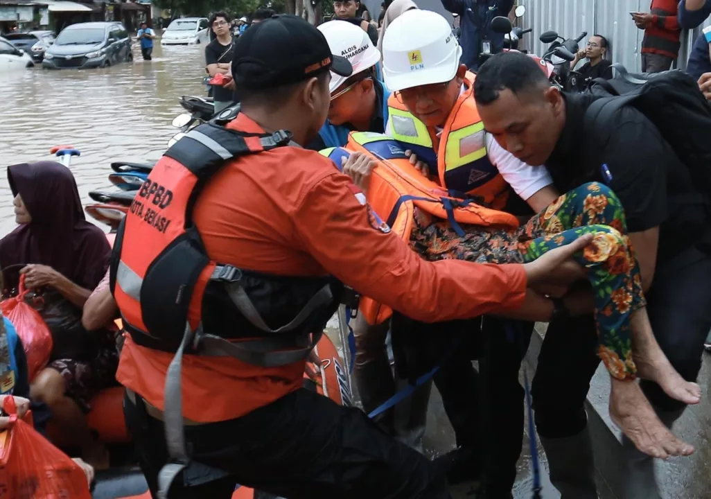 PLN Kontrol Keamanan Kelistrikan, Bantu Evakuasi Warga di Tengah Banjir Bekasi