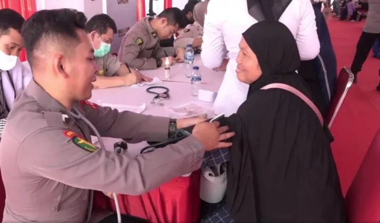 Polda Jabar Berikan Layanan Kesehatan Gratis bagi Korban Banjir