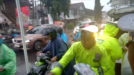 Polisi Lalulintas Berbagi Takjil di Kota Tasikmalaya