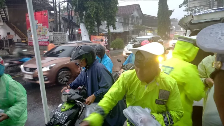 Polisi Lalulintas Berbagi Takjil di Kota Tasikmalaya