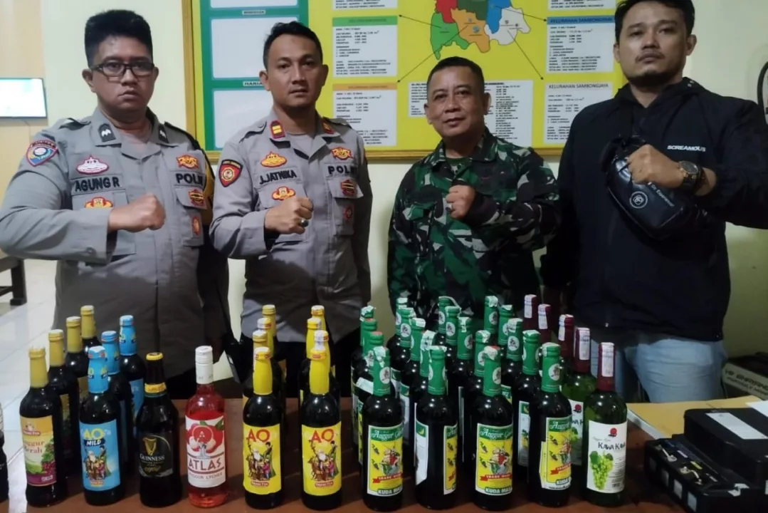 Polisi SIta Miras dari Sebuah Toko Jamu di Tasikmalaya