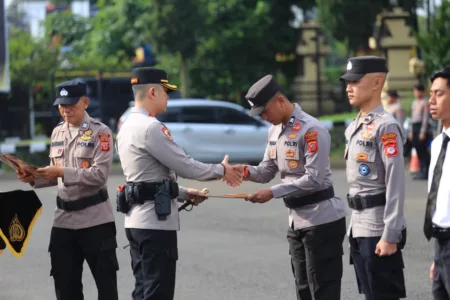 Polres Garut Beri Kenaikan Pangkat dan Penghargaan bagi Personel dan Influencer