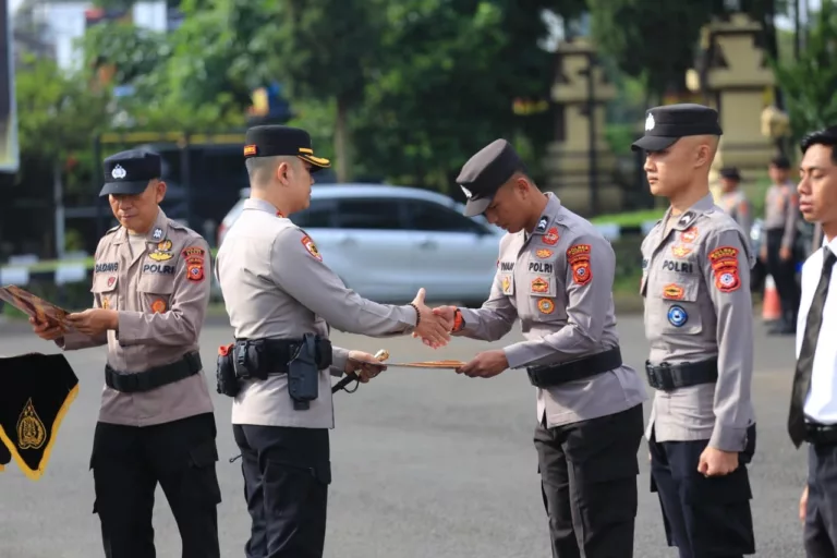 Polres Garut Beri Kenaikan Pangkat dan Penghargaan bagi Personel dan Influencer