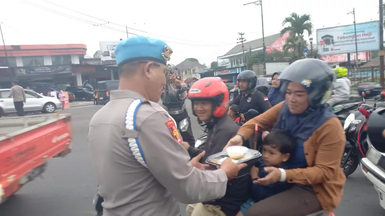 Polres Tasikmalaya Kota dan Bhayangkari Bagikan 500 Takjil