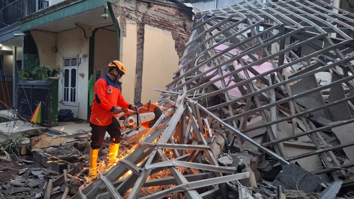 Tim BPDB Purwakarta saat evakuasi puing puing rumah ambruk di Perum Dian Anyar