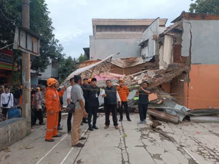 Rumah Mewah di Perum Dian Anyar, Purwakarta Ambruk