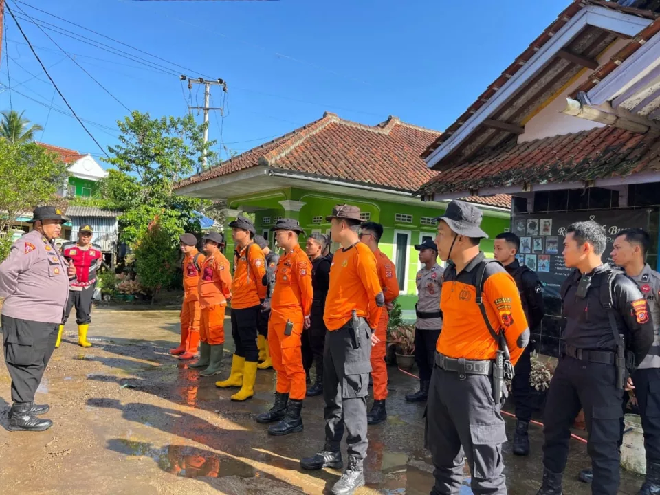 Samapta Polres Tasikmalaya Evakuasi Korban Banjir