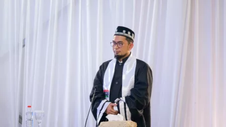 Ustadz Adi Hidayat berikan peci kesayangannya pada Seskab Teddy (IG/adihidayatofficial)