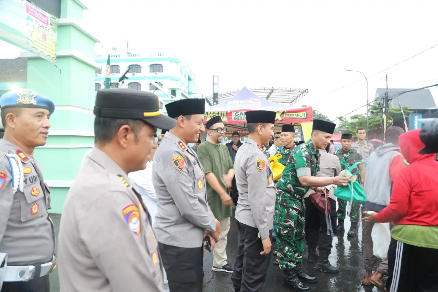 TNI-Polri Bagikan 1.000 Takjil untuk Warga Tasikmalaya