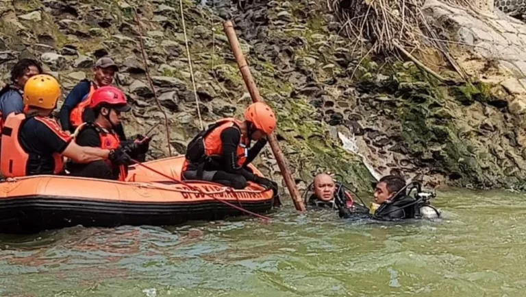 Tim SAR BPBD Kuningan Melakukan Evakuasi Jenazah Bocah Korban Tenggelam