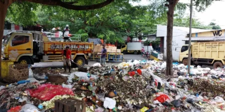 Tumpukan Sampah di Pasar Baru Kuningan