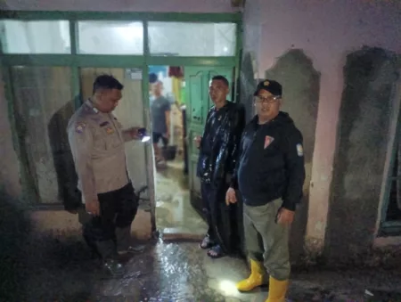 Polsek Samarang Cek Lokasi Banjir Di Desa Sirnasari Samarang Garut