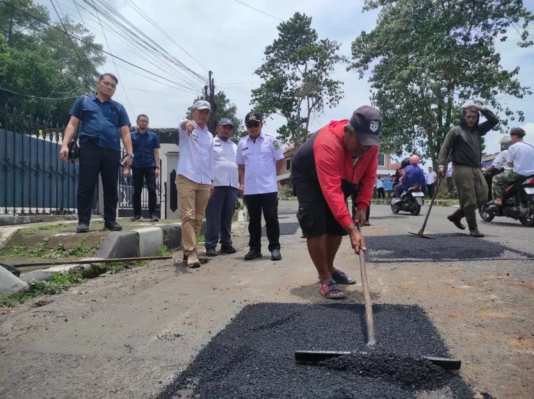 Bupati Kuningan Tinjau Perbaikan Jalan dan Sekolah Rusak, Target Selesai Sebelum Lebaran