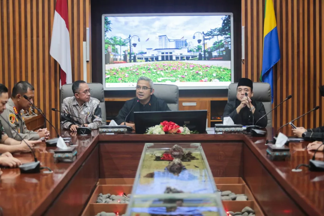 Wali Kota Bandung Farhan saat memimpin rapat Kamis 6 Maret 2025