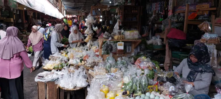 Harga Daging Sapi dan Telur Ayam di Pasar Kuningan Kembali Turun