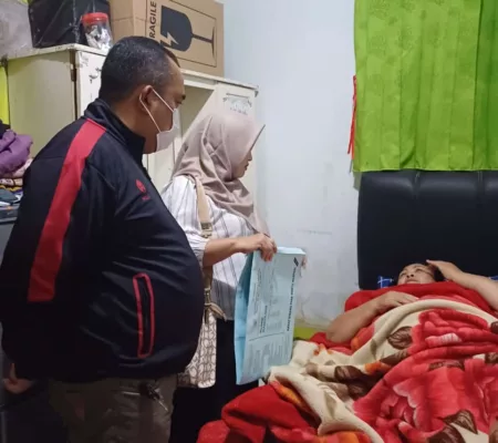 Mochammad Ulan Surlan saat mengunjungi lansia di wilayahnya