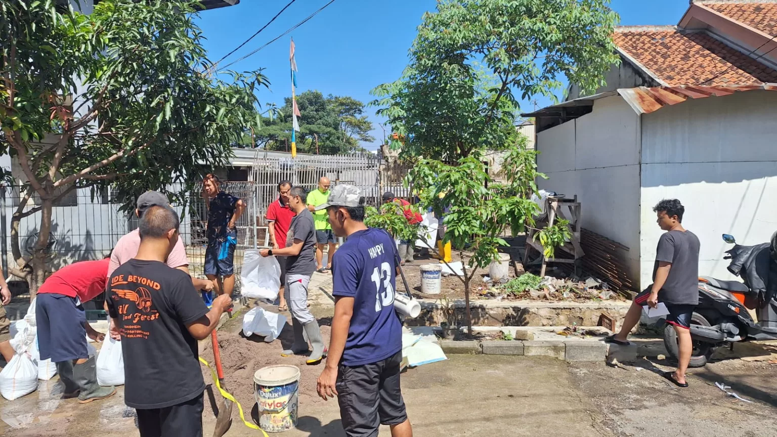 Warga Swadaya Perbaiki Kirmir Jebol di Komplek Adipura