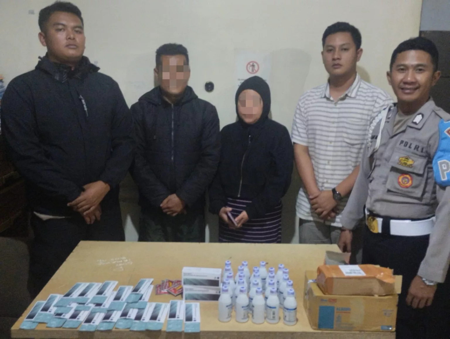 .Polsek Cisurupan berhasil mengamankan seorang penjual miras ilegal dan obat-obatan terlarang dalam operasi yang digelar pada Senin malam