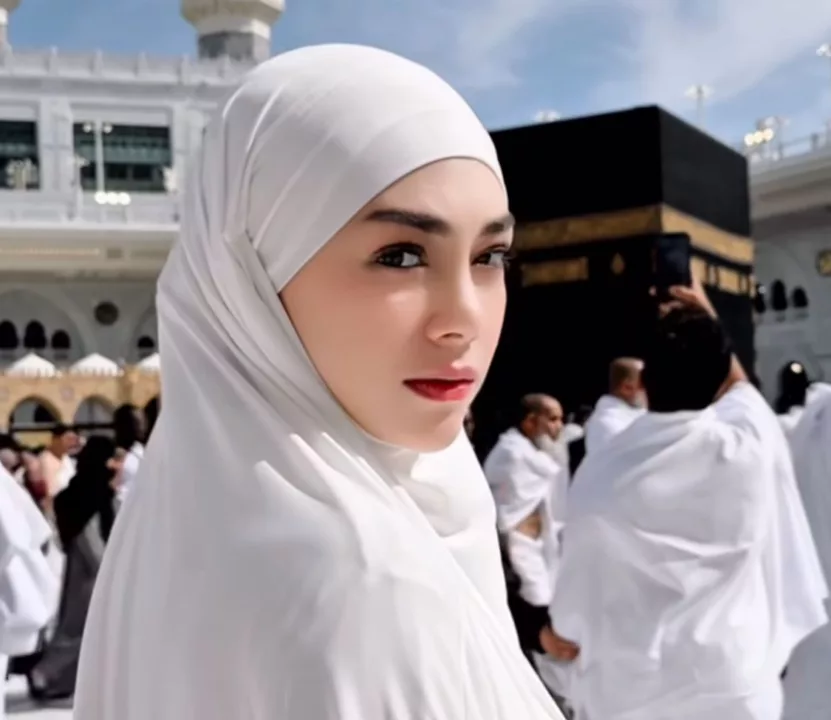 Resmi jadi Mualaf Celine Evangelista Jalani Perdana Ibadah Umroh