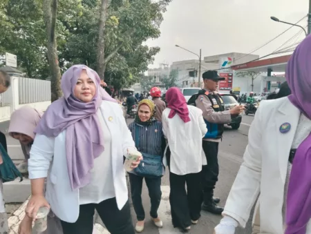 Anggota DPRD Kota Bandung dari Fraksi PKB Indri Rindani saat berbagi takjil