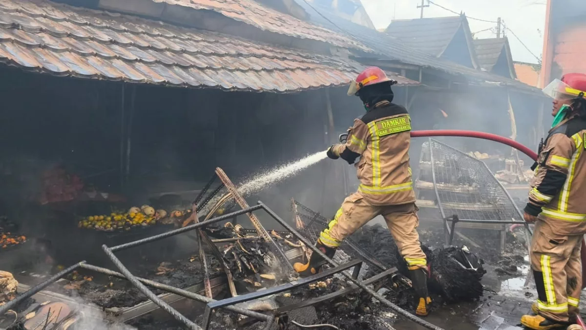 Akses Jalan dan Jauhnya Hidran Hambat Petugas Padamkan Api di Golden Store Purwakarta