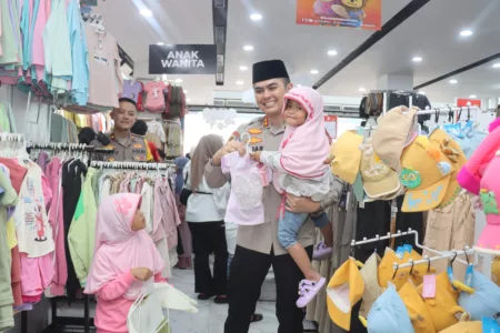 Kapolres Garut Berbagi Kebahagiaan dengan Anak Yatim dan Duafa, Berikan Baju Lebaran Gratis