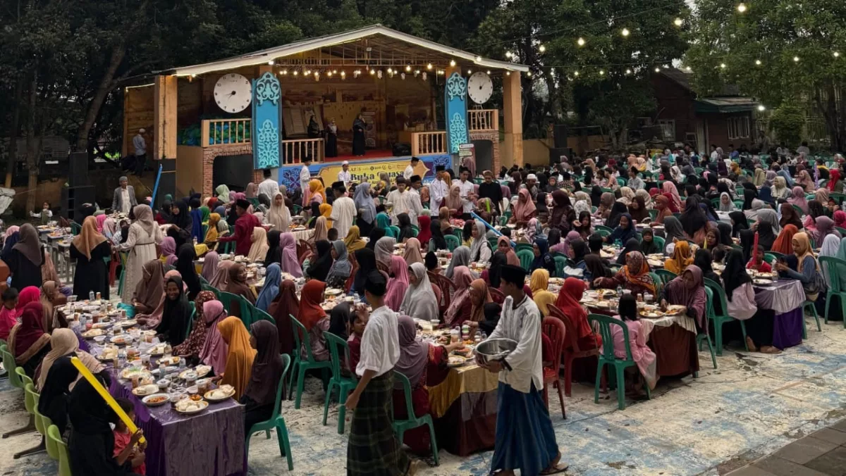 ayasan Satu Benih Bagikan Zakat dan Gelar Buka Puasa Bersama