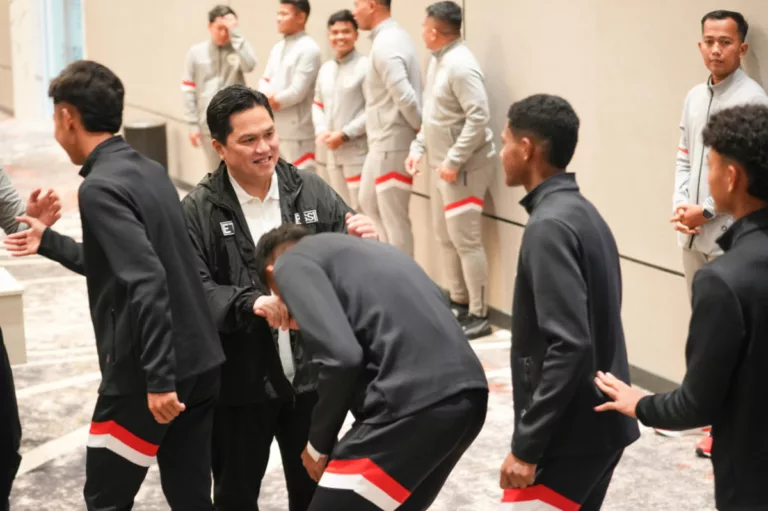 Ketua Umum PSSI, Erick Thohir, melepas para pemain Timnas U-17 Indonesia ke Dubai