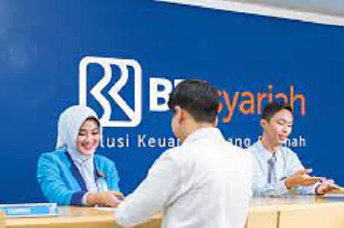 Customer service BRI Syariah layani nasabahnya.