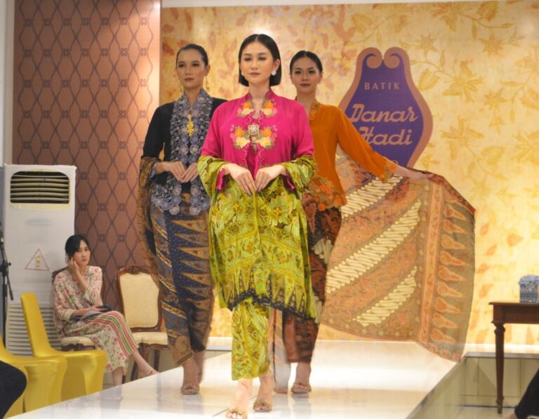 Peringati HUT Ke-56, Batik Danar Hadi Bandung Gelar Fashion Show