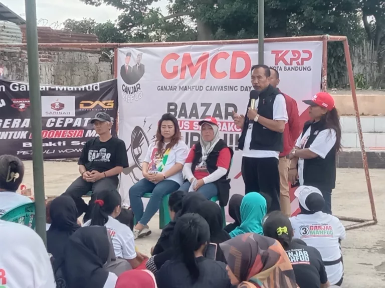 Relawan Ganjarist mengadakan Bazzar Tembus Sembako Murah di lapangan Babo, Kelurahan Husein Sastranegara, Kecamatan Cicendo, Kota Bandung, Jawa Barat pada Selasa, 16 Januari 2024. 