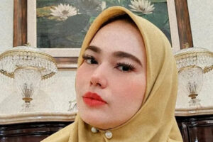 Ditengah Proses Perceraian, Catherine Wilson Tuai Pujian dari Netizen Setelah Tampil dengan Hijab