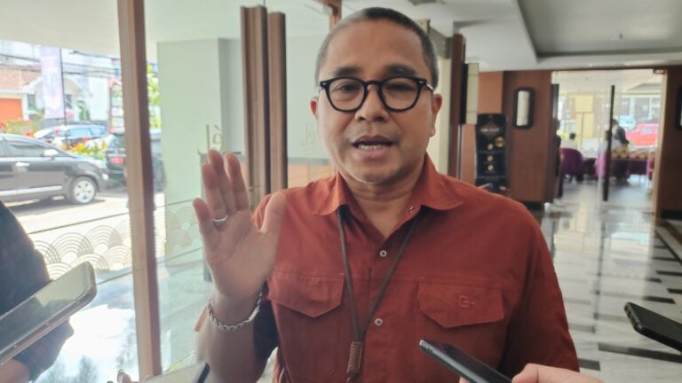 Kepala Disparbud Jabar, Benny Bachtiar saat menyampaikan kabar terbaru dari Ombudsman terkait laporan Change Indonesia di Kota Bandung pada Kamis, 19 Oktober 2023.(Koran Mandala/Reza Deny Rustama)