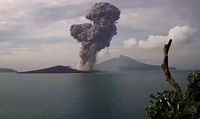 Gunung Anak Krakatau erupsi