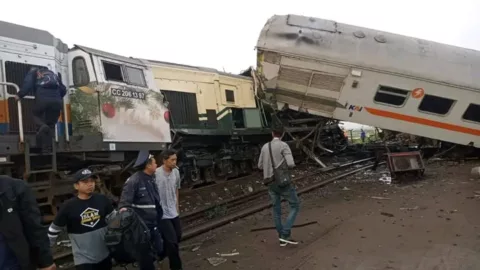 Kereta Turangga Tabrakan dengan KA Bandung Raya di Cicalengka