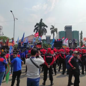 Ilustrasi ujuk rasa Buruh di Depan Gedung sate